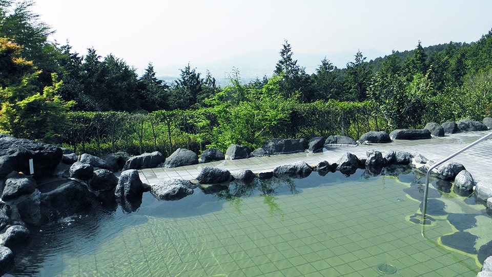 富士山の眺望が楽しめる「天母の湯」の露天風呂