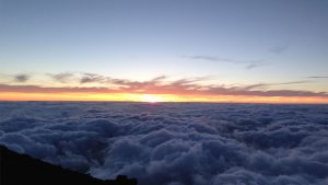 富士山から見下ろす美しい雲海と太陽