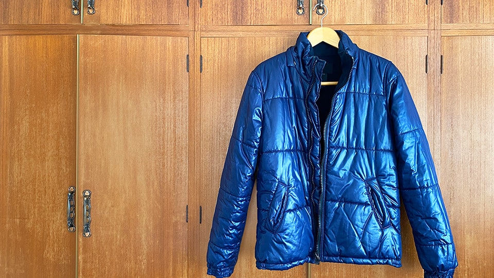 登山用の青いダウンジャケット
