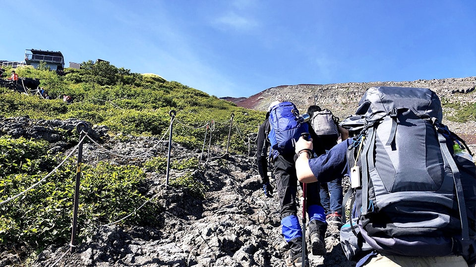 富士山の吉田ルートをのぼる人たちの様子