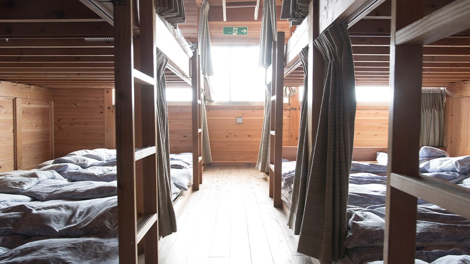 山小屋の仮眠スペースの様子