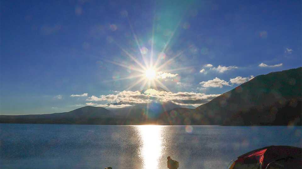 湖畔から望む富士山と朝日