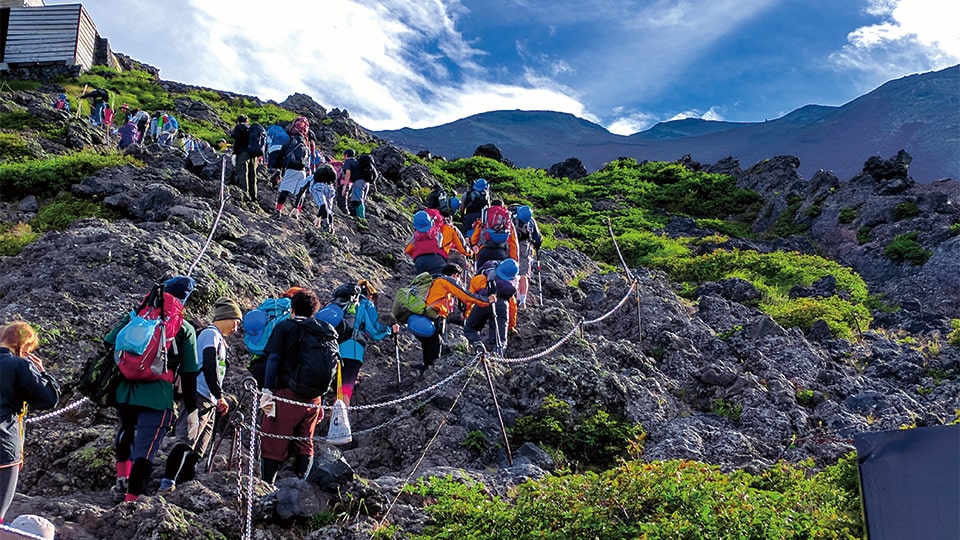 富士山登山を楽しむ人の集団