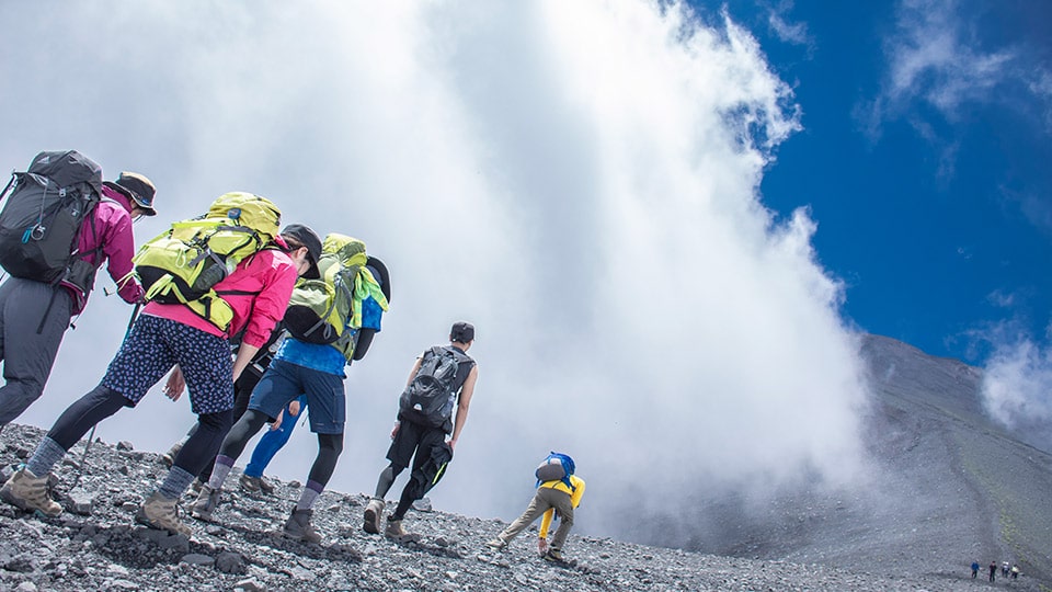 天気が良い日に登山を楽しむグループ