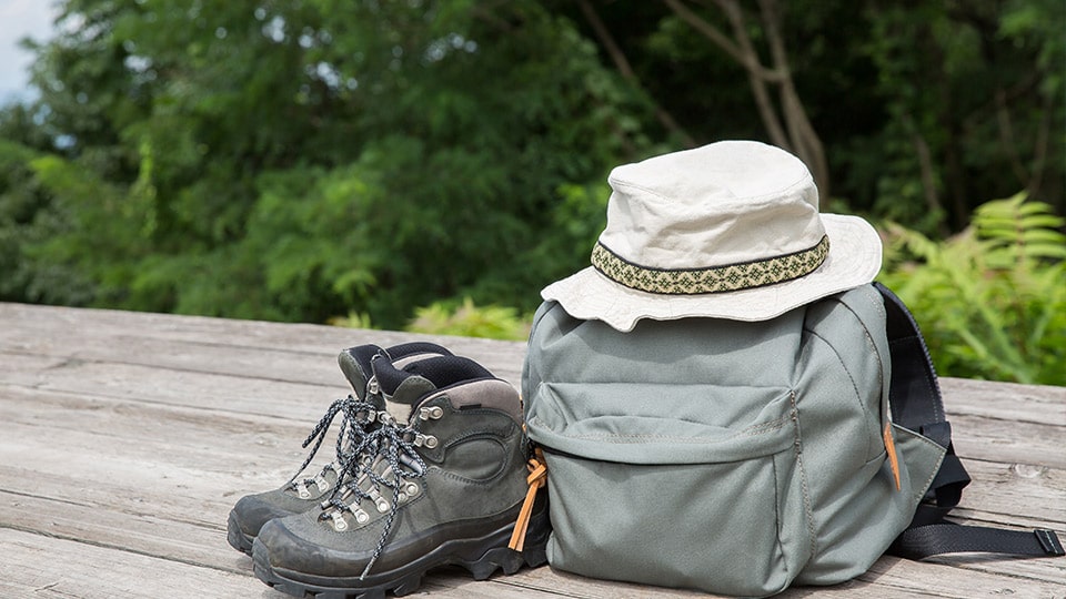 登山用のシューズと帽子とリュック