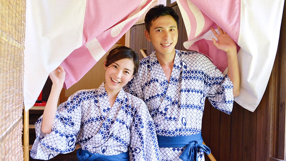 富士山周辺の温泉でリラックスして楽しむ男女の様子