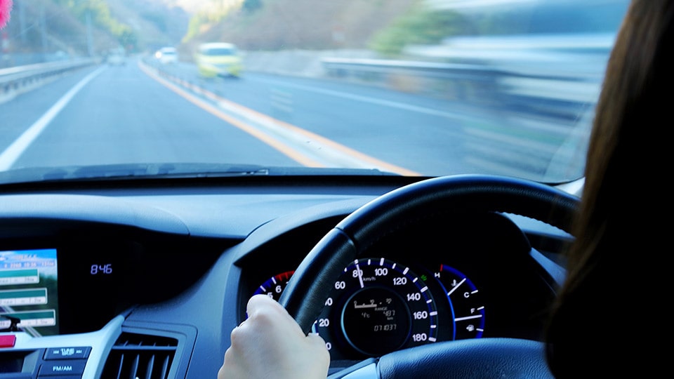 富士山へ向かって運転する車内