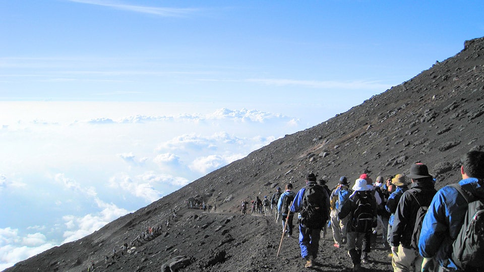 富士山吉田ルートを歩く人々の列