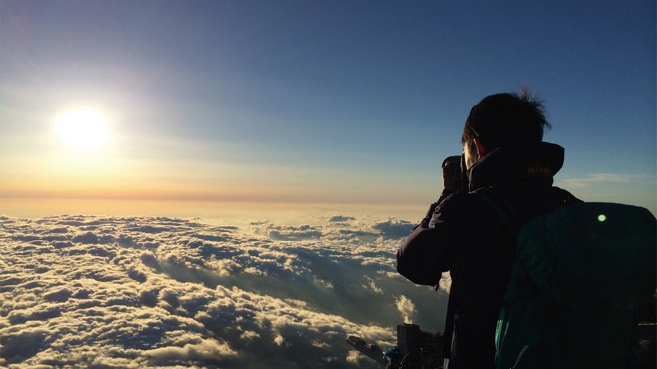 富士山の日の出を撮影する男性
