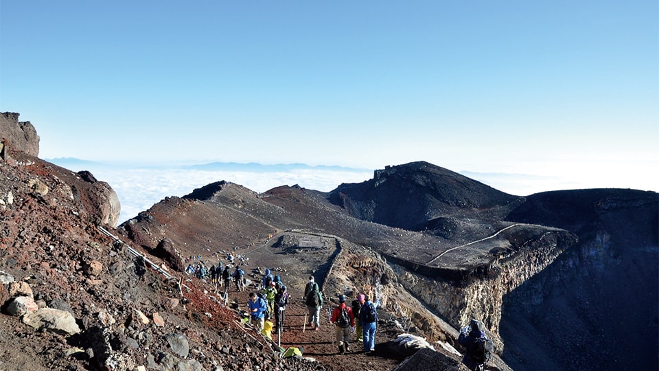 富士山山頂の火口淵を一周する「お鉢巡り」のコース