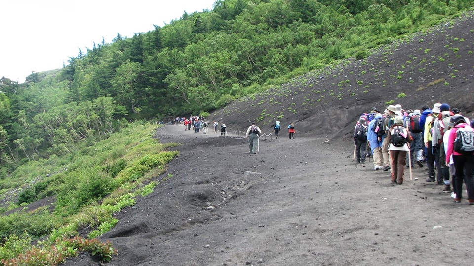 ツアーにて富士登山する団体の様子