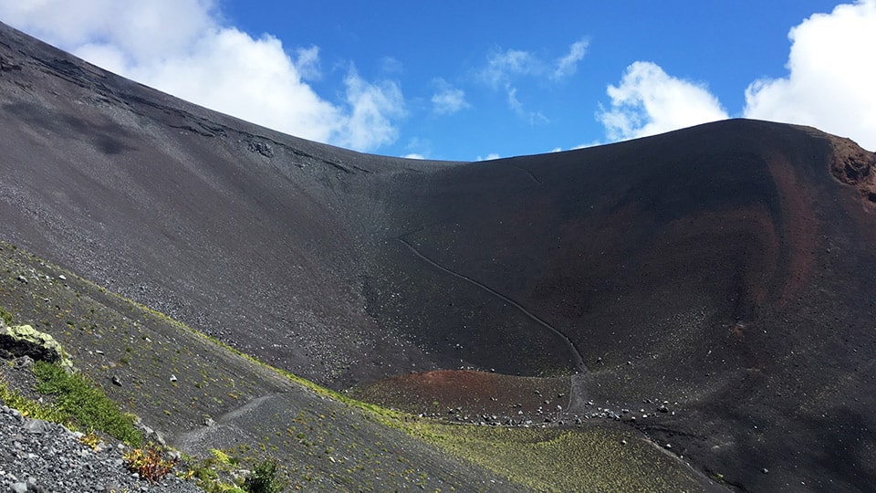 富士山の宝永山の巨大な火口