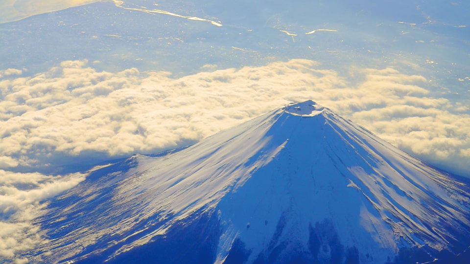 上空から、富士山を見下ろす壮大な風景