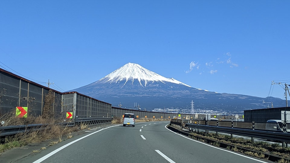 高速道路から見える富士山