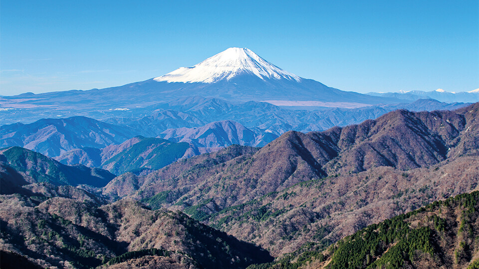 山々の向こうにそびえる富士山