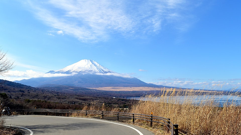 車道から見える富士山の景観
