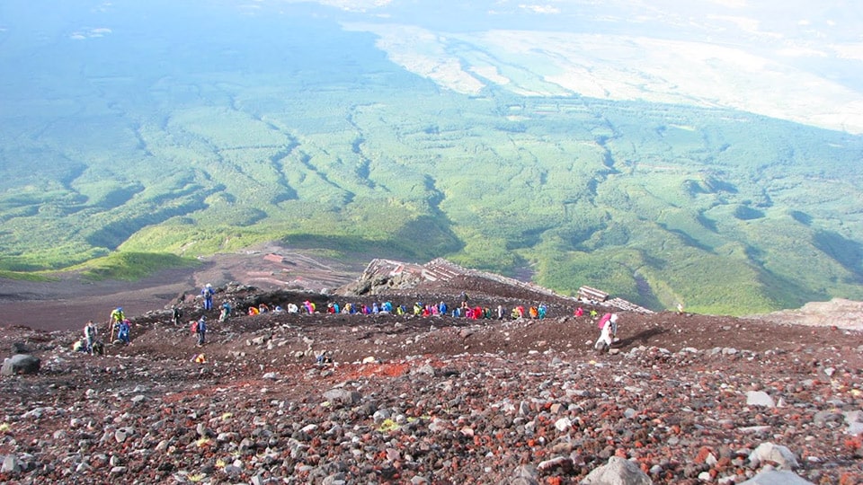 富士山吉田ルートの舗装された登山道