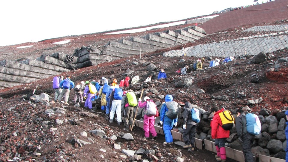 富士山吉田ルートを登る人々