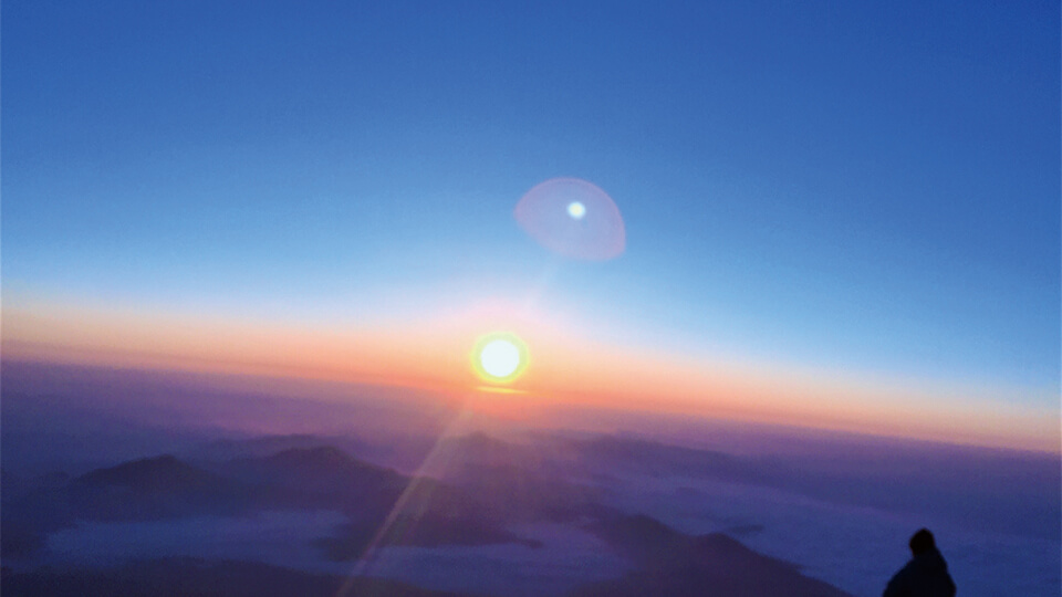 富士山 青空とのぼる太陽
