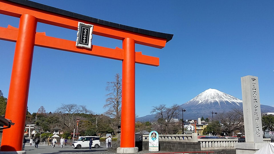 浅間大社の鳥居と富士山の風景