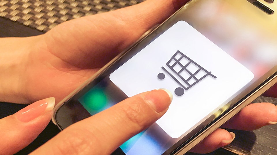 スマートフォンで買い物をする様子