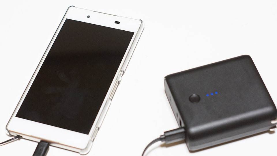 スマートフォンとモバイルバッテリー