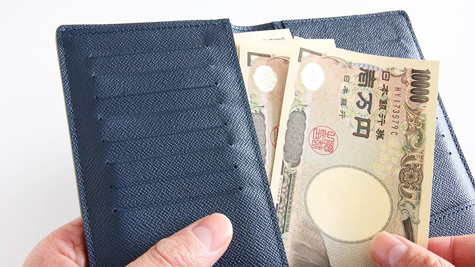 日本円の現金が入ったお財布