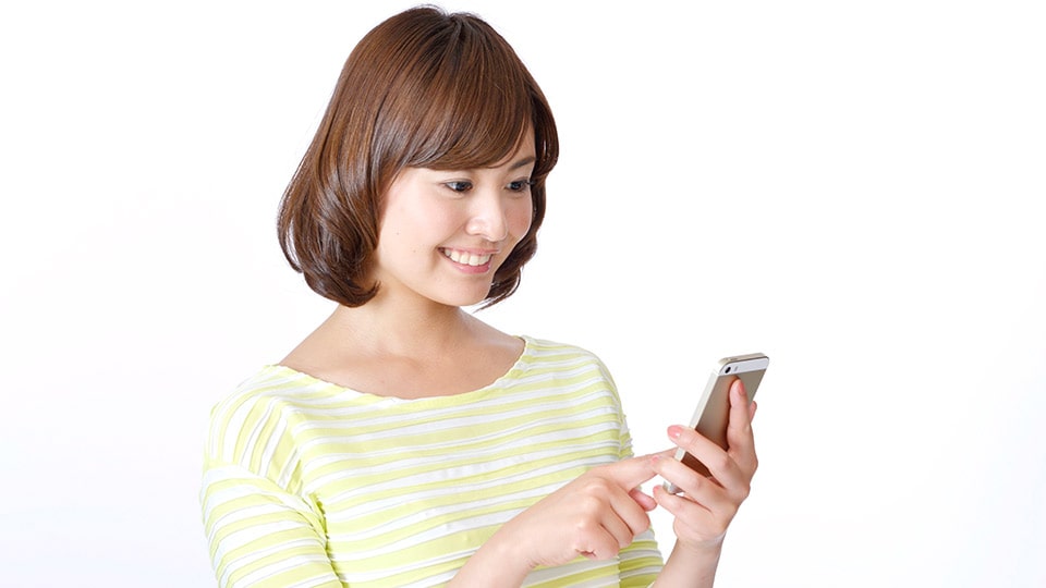 スマートフォンで予定を確認する女性