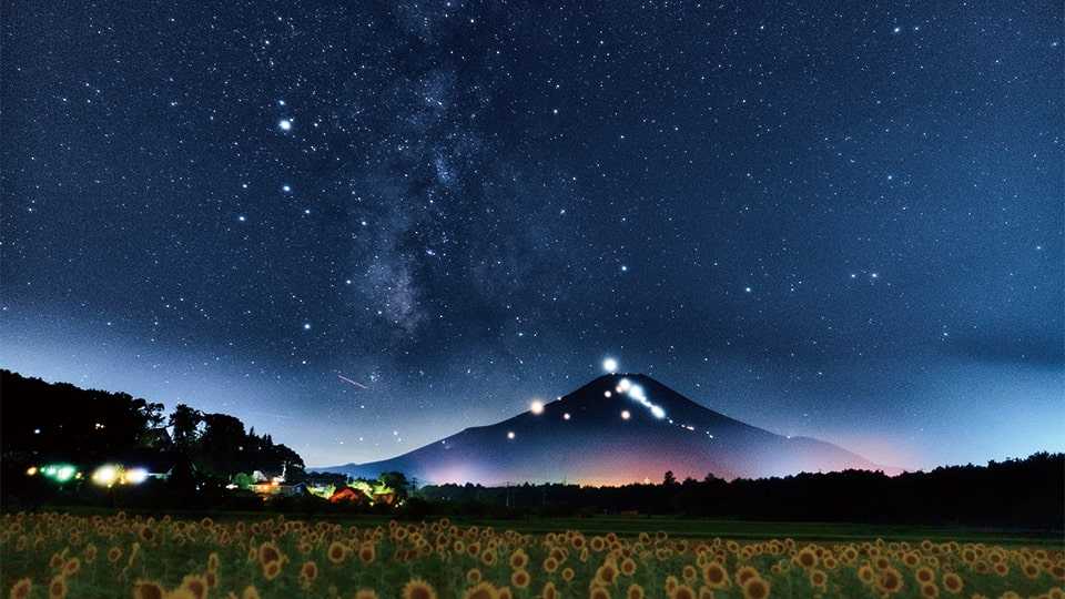 富士山の観光地のヘッドライトの光（光の帯）