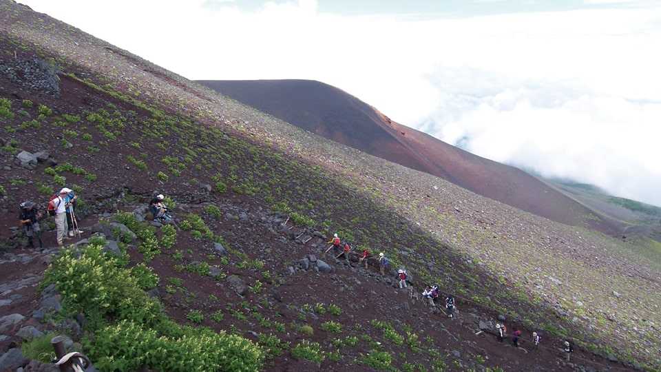 富士山の観光地の宝永火口