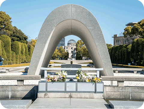 平和記念公園・原爆慰霊碑（げんばくいれいひ）