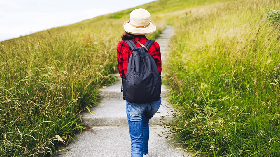 登山する女性の後ろ姿