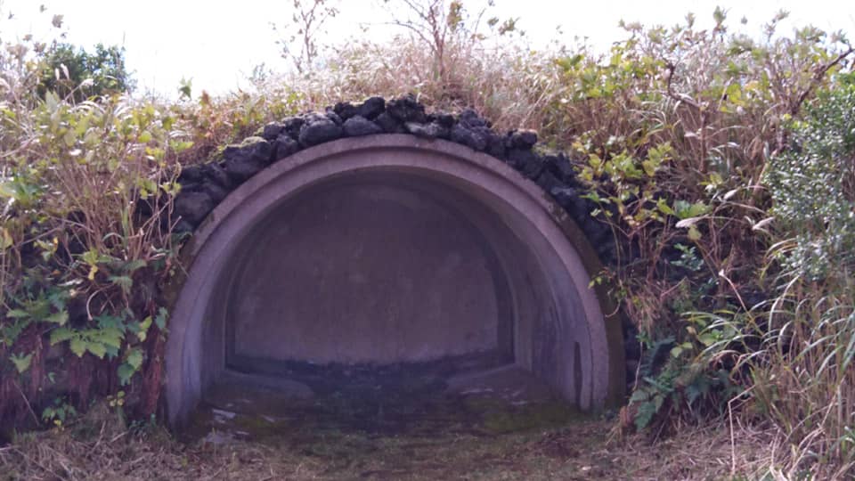 伊豆大島の三原山遊歩道のシェルター