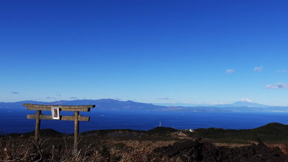 三原山からの眺望 三原神社の鳥居と遠くに富士山を望む
