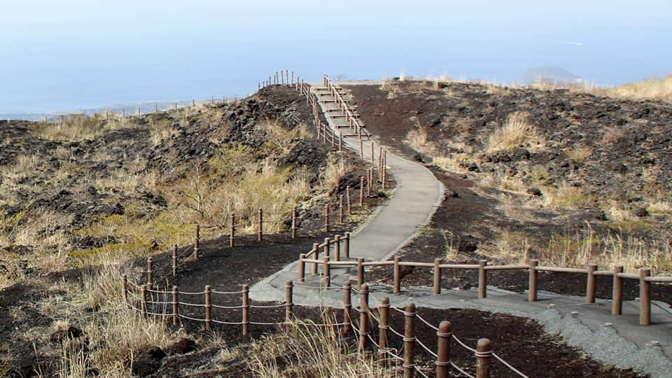 伊豆大島の裏砂漠エリアの遊歩道