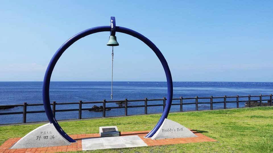 伊豆大島の野田浜のモニュメントBuddy’s Bell
