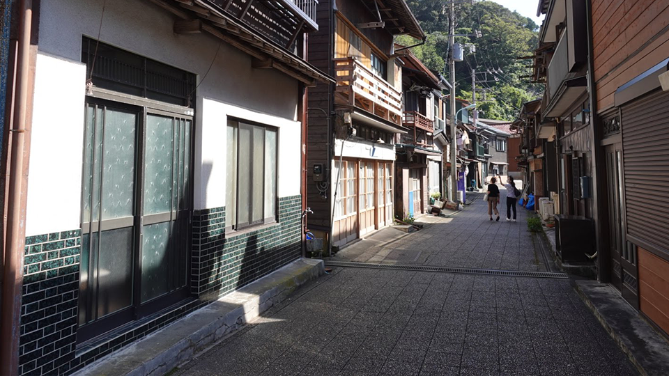 伊豆大島の波浮港の街並み