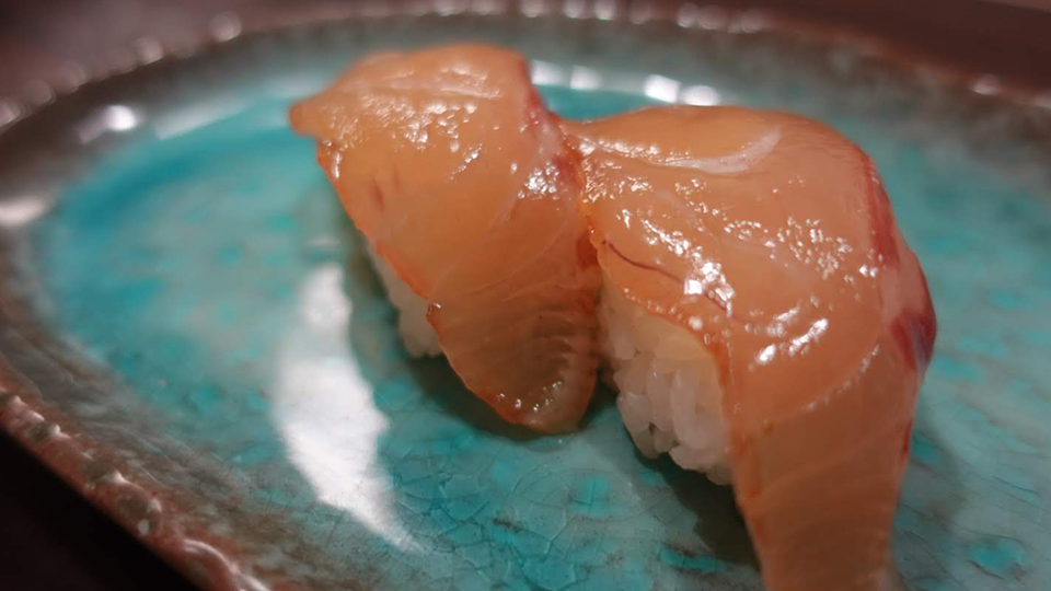 お皿に乗った伊豆大島のべっこう寿司