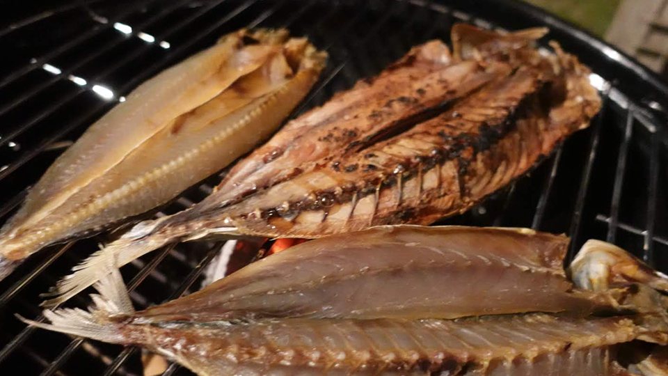 伊豆大島のグルメくさやを3枚焼く様子