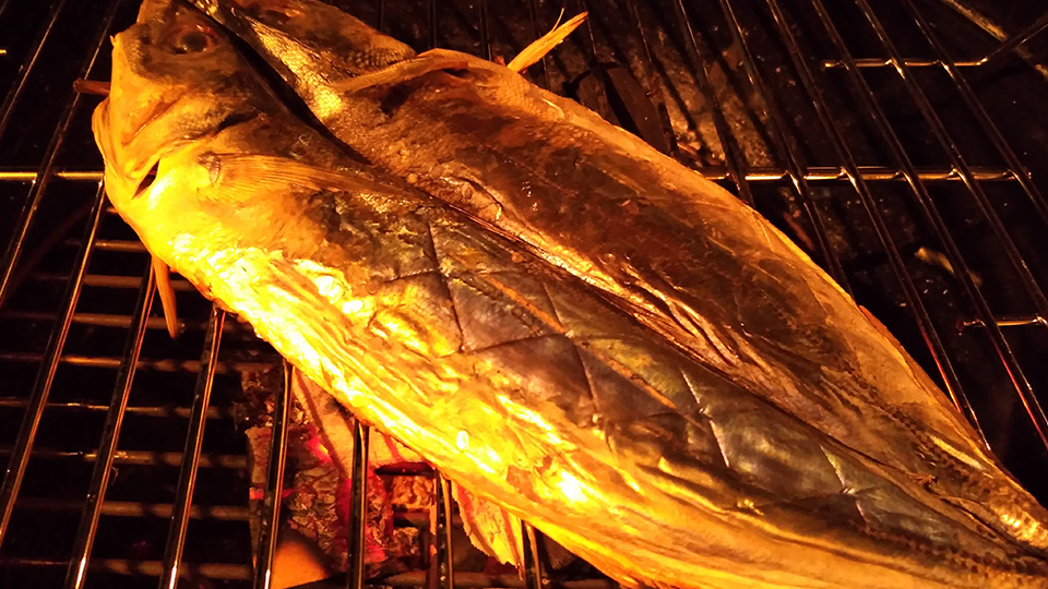 伊豆大島のグルメくさやを焼いている様子