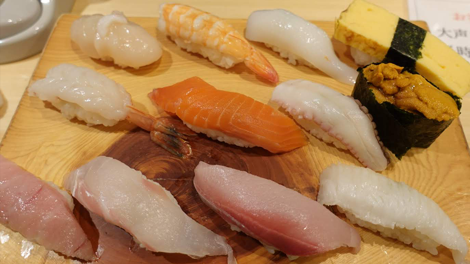 伊豆大島のグルメ寿司の大皿