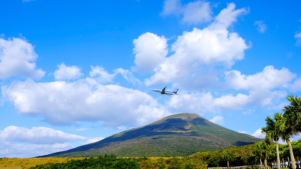 八丈島の八丈富士と飛行機
