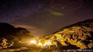 式根島の地鉈温泉の夜の様子