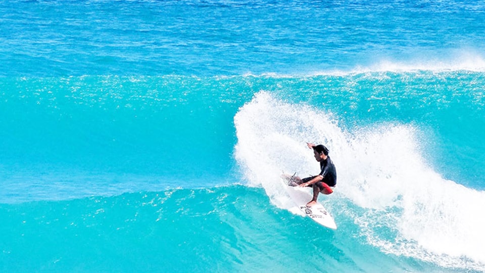 新島のアクティビティサーフィン