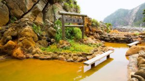 式根島にある露天温泉 松が下雅湯