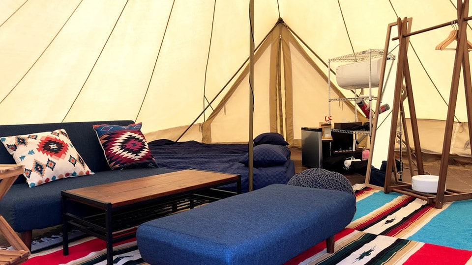式根島の凪NAGIグランピングテント内部