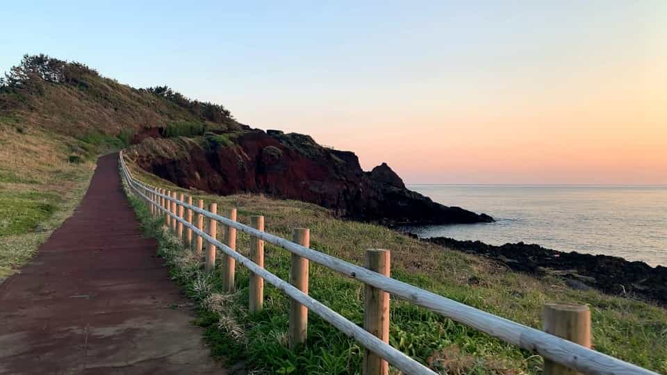 赤禿のサンセットパームライン沿いの歩道