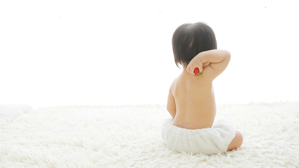 赤ちゃんの後ろ姿