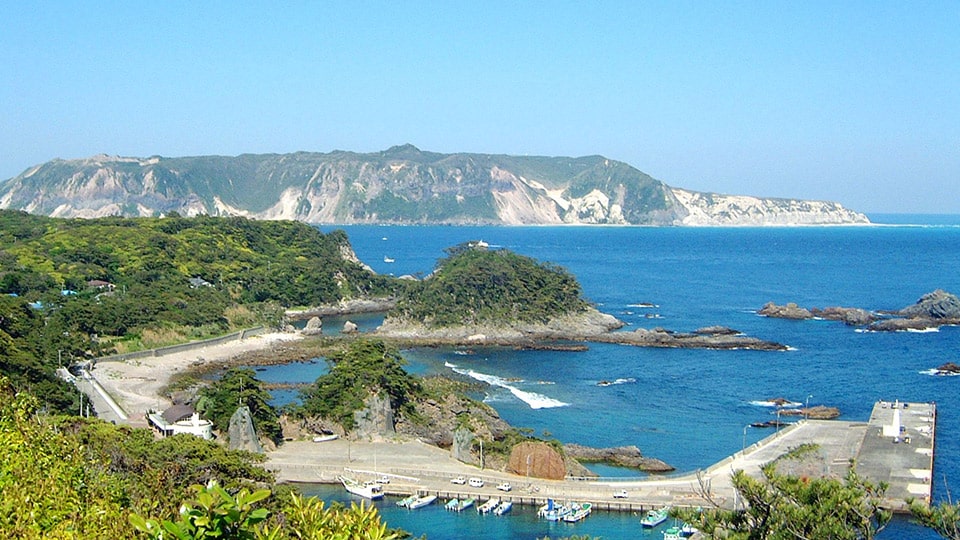 式根島の海岸沿いの景色
