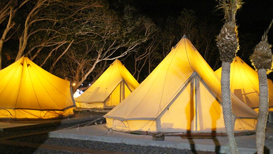 式根島の「凪NAGIグランピング」のコットンテント